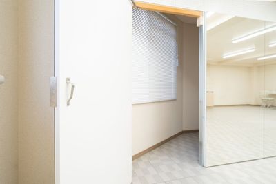 更衣室(一番左側の鏡が開閉可能です) - 完全個室｜パルスレンタルスタジオ西日暮里 パルスレンタルジム西日暮里の室内の写真