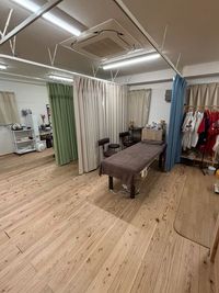 ベッド最大3台、足つぼチェア2台のスペースです。 - fmill studioレンタルスペース リラクゼーションルームの室内の写真