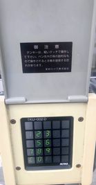 時間帯によってはこちらでオートロック解除してください。 - ブルースペース神田（貸スペース） レンタルスペース・ダンススタジオの入口の写真