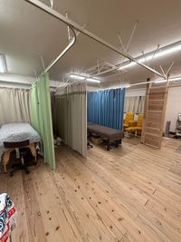 天然素材の漆喰、床は天然杉の無垢を使用しているオーガニックサロンです。 - fmill studioレンタルスペース