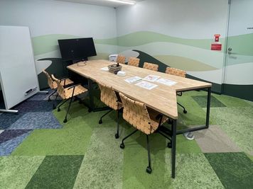 会議室(8名)ー西武池袋線・西武新宿線「所沢」駅直結! グランエミオ所沢内のシェアオフィス - エミフィス所沢