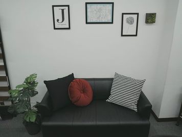 ソファ - 高速Wi-Fi完備 神保町会議室 高速Wi-Fi完備 神保町会議室 TA Rental Spaceの設備の写真