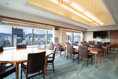 【大ヒロマ_22名会議室】銀山町駅から徒歩2分!眺めの良い広々とした会議室(大型モニター・電源タップ無料/高速Wi-Fiあり) - Hiromalab(ヒロマラボ)