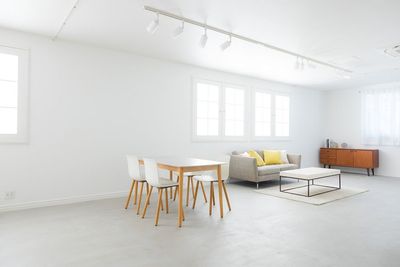 スタジオ内の家具は自由にレイアウト変更OKです。退出時に概ね元の場所にお戻しいただきますようお願いいたします。 - スタジオマド小岩 スタジオマド小岩2Fハウススタジオの室内の写真