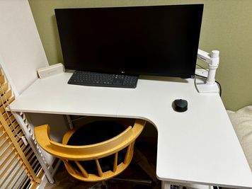 USB Type-C、HDMI接続可能な34インチのワイド液晶モニタ付きの作業机があります。youtube等の視聴、ネットゲームなどにもご利用ください。 - 住道会議室 貸し会議室・プライベートスペースの室内の写真