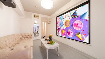 プロジェクターで大画面で視聴可能です。 - Cafenoma（カフェノマ）神田の室内の写真