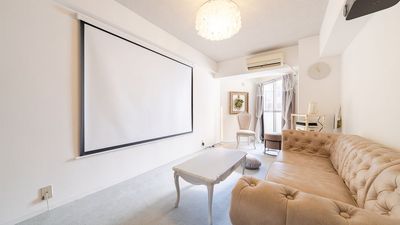 カーテンを空ければ自然光も入って明るくなります。 - Cafenoma（カフェノマ）神田の室内の写真