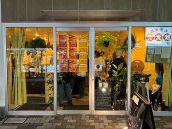 外からの店舗外観と入口 - 都立大学駅高架下 駅近！キッチン付きの路面レンタルスペースの入口の写真