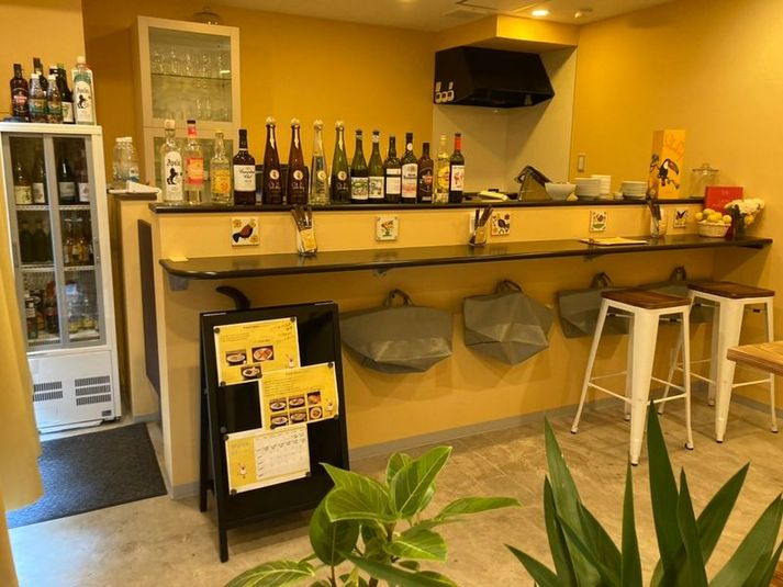 カウンター6席、奥にキッチンがあります。 - 都立大学駅高架下 駅近！キッチン付きの路面レンタルスペースの室内の写真