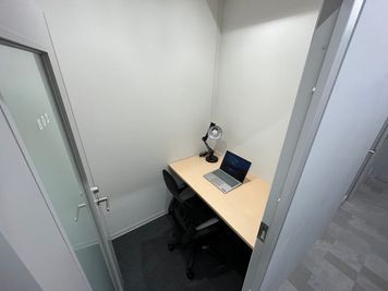 BasisPoint 西新宿店 1名個室A／ワークボックスの室内の写真