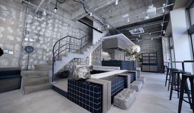 神田駅 徒歩3分！プロジェクター完備！天井が高く、紺とグレーを基調としたオシャレ空間です。 - ShareOffice（シェアオフィス）結う-You-