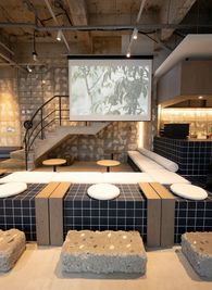 プロジェクター投影した様子 - ShareOffice（シェアオフィス）結う-You- カフェ店舗のスペースレンタルの室内の写真