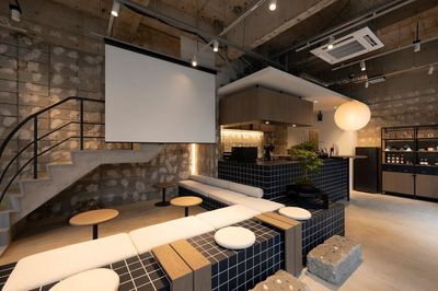 ライトを点けると暖色系の雰囲気 - ShareOffice（シェアオフィス）結う-You- カフェ店舗のスペースレンタルの室内の写真