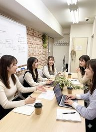 CREST（クレスト）会議室 ✨オープン！新宿御苑前1分 お洒落なCREST貸会議室　の室内の写真