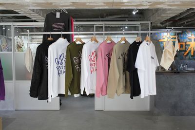 ハンガーラックは、天井の軽量鉄骨の好きなところに吊り下げられます。 - misc. ギャラリーmisc. / 多目的スペースmisc.の設備の写真