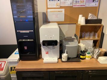 セルフ型フリードリンクバーがございます。※会議室利用のお客様は別途で料金発生します。 - BasisPoint 神保町店  【1～10名会議室RoomA】神保町エリアの設備の写真