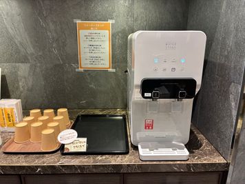 ドリンクバーも豊富になっております。※会議室利用のお客様は別途で料金発生します。 - BasisPoint 名古屋店 【6名会議室RoomA】名古屋エリアの設備の写真