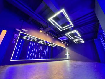 【BUZZ熊本2st】ブルー輝くシックでサイバーなスタジオ💎 - 【BUZZ熊本】ダンスレンタルスタジオ 24時間OK