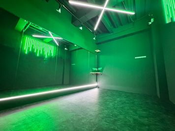 【BUZZ熊本3st】ダークなデザインウォールの新デザイン🧪  - 【BUZZ熊本】ダンスレンタルスタジオ 24時間OK