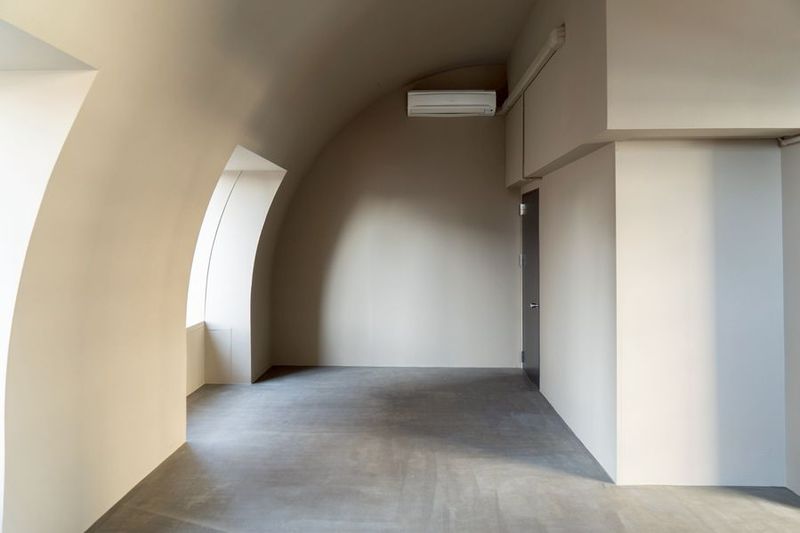 【個人利用限定】天高3.6mアーチ天井｜2トーンの撮影空間 - 中之島 美術館エリア｜天高3.6m アーチ型天井の2室スタジオ