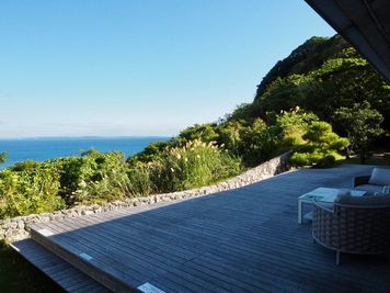 南城美術館 南城美術館展示室、広場、オーシャンビューテラス、カフェスペースの室内の写真