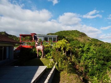 太平洋が一望できる自然に囲まれたアート空間でイベント、ロケーション撮影、プライベートイベントを！ - 南城美術館
