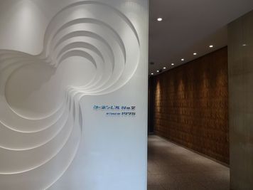 エレベーターで5Ｆへお越しください。 - odoranaオフィス谷町（旧katanaオフィス大阪谷町） 【最大18名着席可・レイアウト自由】貸し会議室・セミナールームの入口の写真
