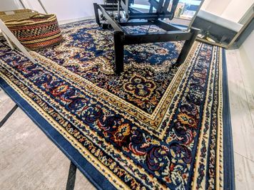 ブルーの絨毯敷きとなっております - レンタルサロン国立駅南口店 国立駅nonowa口1分 電動ベッドのレンタルサロン 国立店の室内の写真