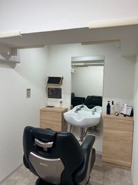 部屋の感じは隠れ家的なスペースとなってます - セジュール金山 【駅近完全個室No.2】理美容師さんの為のレンタルスペース!!の室内の写真