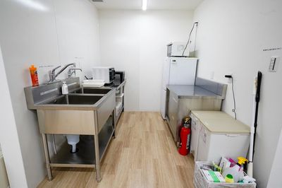 流し場　ここでは、衛生上食事の洗い物だけにしてください。 -  GOOD LINK FACTORY GOOD LINK  FACTORY 01　レンタルスペース　の設備の写真