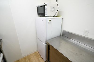 冷蔵庫とレンジ -  GOOD LINK FACTORY GOOD LINK  FACTORY 01　レンタルスペース　の設備の写真