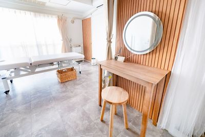 ドレッサーもございます。机はネイルテーブルとしてもご利用できます - レンタルサロンMINI大塚 完全個室のレンタルサロン-MINI（ミニ）大塚の室内の写真