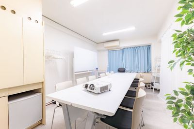 サカエチカ・中日ビルから徒歩3分！栄の便利な立地に、12名収容・最大16名着席可能、リーズナブルな会議室がオープン♪ - いるか会議室　栄4丁目店（中日ビルから徒歩3分） いるか会議室　栄4丁目店の室内の写真