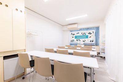 セミナーレイアウト（12名着席＋補助椅子4名） - いるか会議室　栄4丁目店（中日ビルから徒歩3分） いるか会議室　栄4丁目店の室内の写真