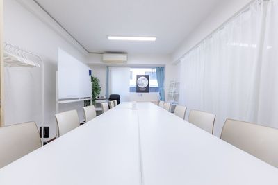 サカエチカ・中日ビルから徒歩3分！栄の便利な立地に、12名収容・最大16名着席可能、リーズナブルな会議室がオープン♪ - いるか会議室　栄4丁目店（中日ビルから徒歩3分） いるか会議室　栄4丁目店の室内の写真