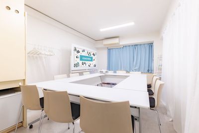 ミーティングレイアウト（12名着席＋補助椅子4名） - いるか会議室　栄4丁目店（中日ビルから徒歩3分） いるか会議室　栄4丁目店の室内の写真