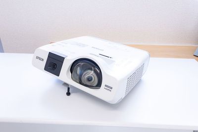 EPSON エプソン プロジェクター EB-536WT
3400lm 超短焦点タイプ - いるか会議室　栄4丁目店（中日ビルから徒歩3分） いるか会議室　栄4丁目店の設備の写真