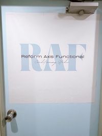 入口です。 - RAF 【神田駅徒歩3分】2面に鏡、ヨガ・ダンス・トレーニングスタジオの入口の写真