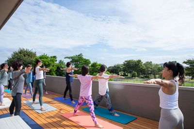 晴れている日はウッドデッキで水郷佐原あやめパークを眺めながらのヨガレッスンができます♪ - 水の郷リトリート再 レンタルスペース　レンタルサロンの室内の写真