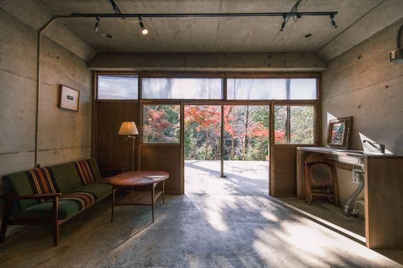 自然×コンクリート×河川敷｜青梅の撮影スタジオ（駐車場あり） - unbox okuōme