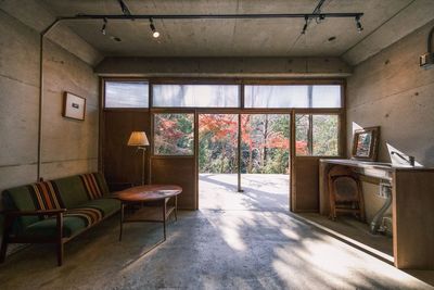 混ざったまま、撮れる。本来は共存しない世界観を1フレームに。コンクリート x アンティーク x 大自然の撮影空間。 - unbox okuōme