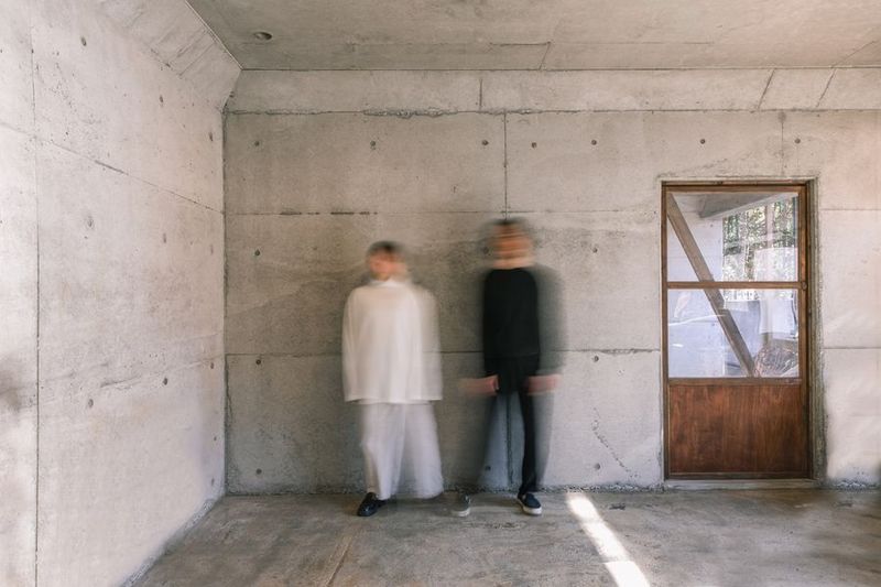 自然×コンクリート×河川敷｜青梅の撮影スタジオ（駐車場あり） - unbox okuōme