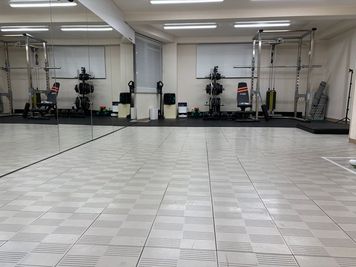 入り口奥がトレーニングスペースになります - 完全個室｜パルスレンタルスタジオ西日暮里 パルスレンタルジム西日暮里の室内の写真
