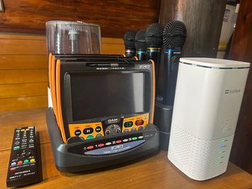 ライブDAMスタジアム完備
マイク4本、デンモク3台
Wi-Fi完備 - カラオケ＆レンタルスペース リーチェ 防音　カラオケ付きレンタルスペースの設備の写真