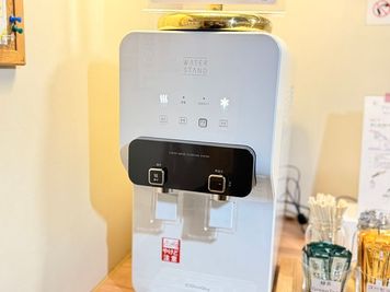 フリードリンクはご自由にご利用いただけます。
※会議室をご利用のお客様のみ、人数×100円の追加料金を頂戴しております。 - BasisPoint 五反田店 品川区五反田オープンスペースの室内の写真