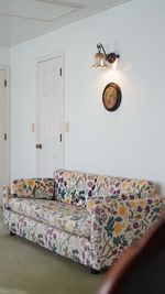 花柄のソファー - クロア伊豆高原 撮影専用ハウススタジオ 庭付き一軒家3階建『クロア伊豆高原』の室内の写真