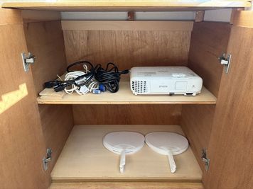 プロジェクター、コード類 - UTILITY会議室・研修ルーム 貸し会議室、研修室の設備の写真