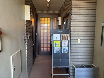 外側玄関 - UTILITY会議室・研修ルーム 貸し会議室、研修室の入口の写真