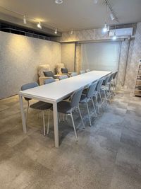 美容商材の打ち合わせや準備、待機に使える貸切レンタルスペース。
テーブル・椅子・ソファ完備で、ヘアメイク準備としてもご利用いただけます。 - Salon Aina 秋葉原店 貸切レンタルスペース【A】の室内の写真