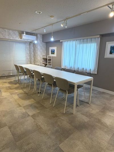 着替え・メイク・準備・待機に使えるスペース。テーブルと椅子があり、撮影前やイベント前の準備場所としてご利用いただけます。ミーティングにもおすすめです。 - Salon Aina 秋葉原店 貸切レンタルスペース【A】の室内の写真